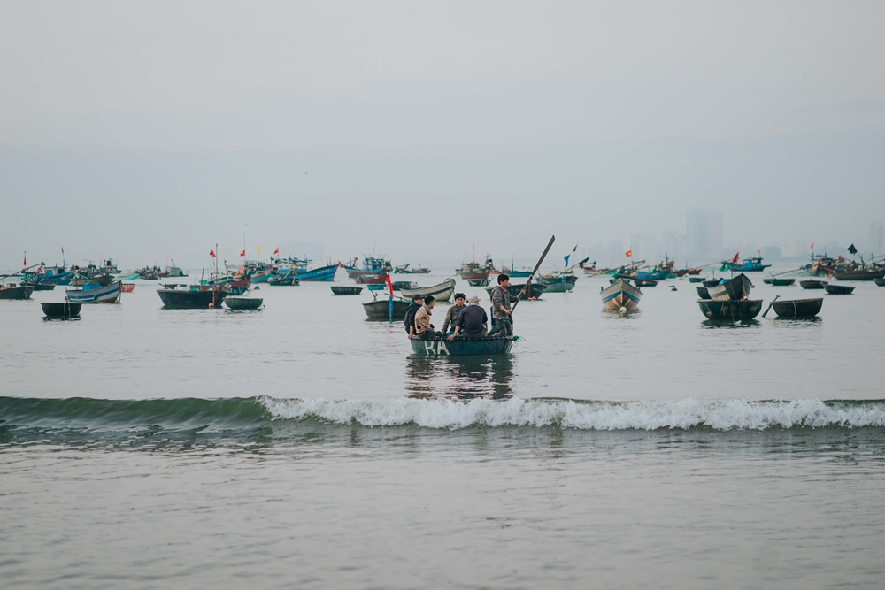 Những chiếc thuyền, ghe chở ruốc tấp nập cập bến.